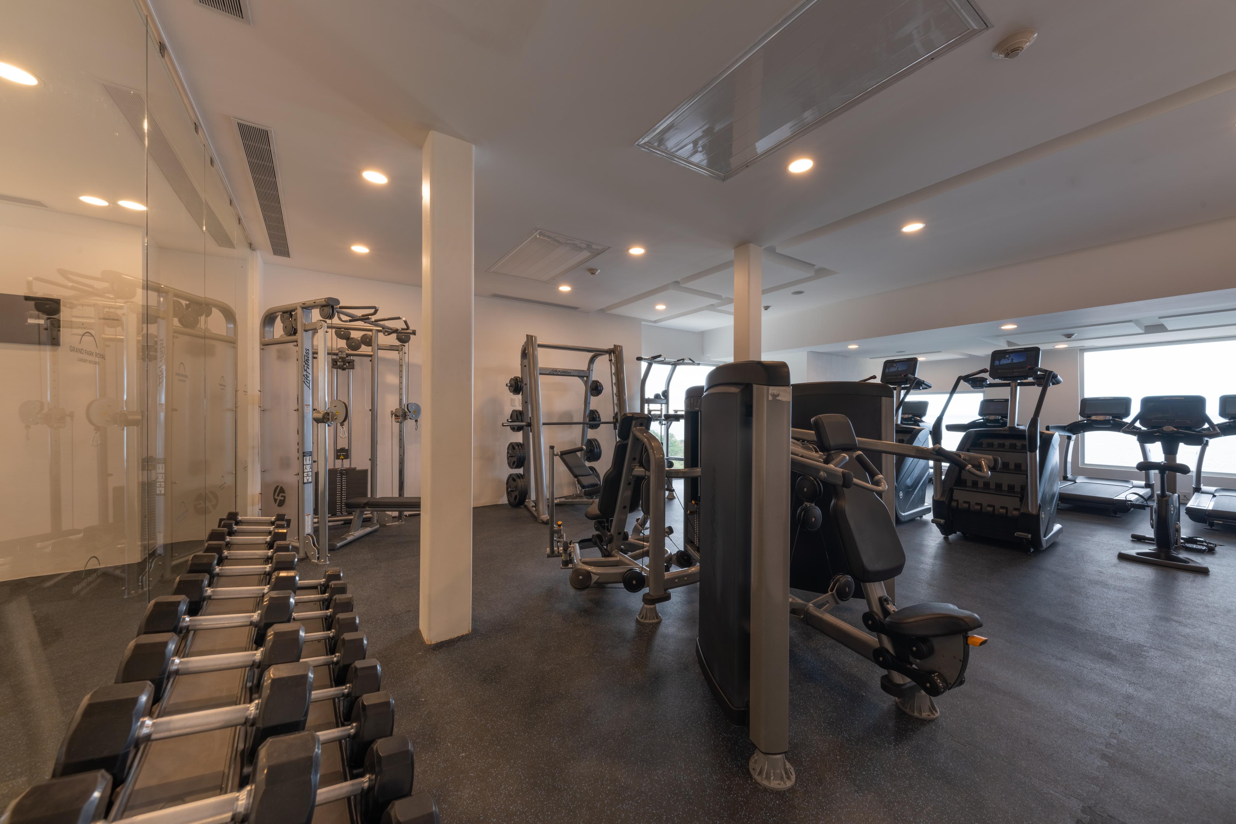 Grand Park Royal Пуэрто-Вальярта Экстерьер фото The gym at the hotel
