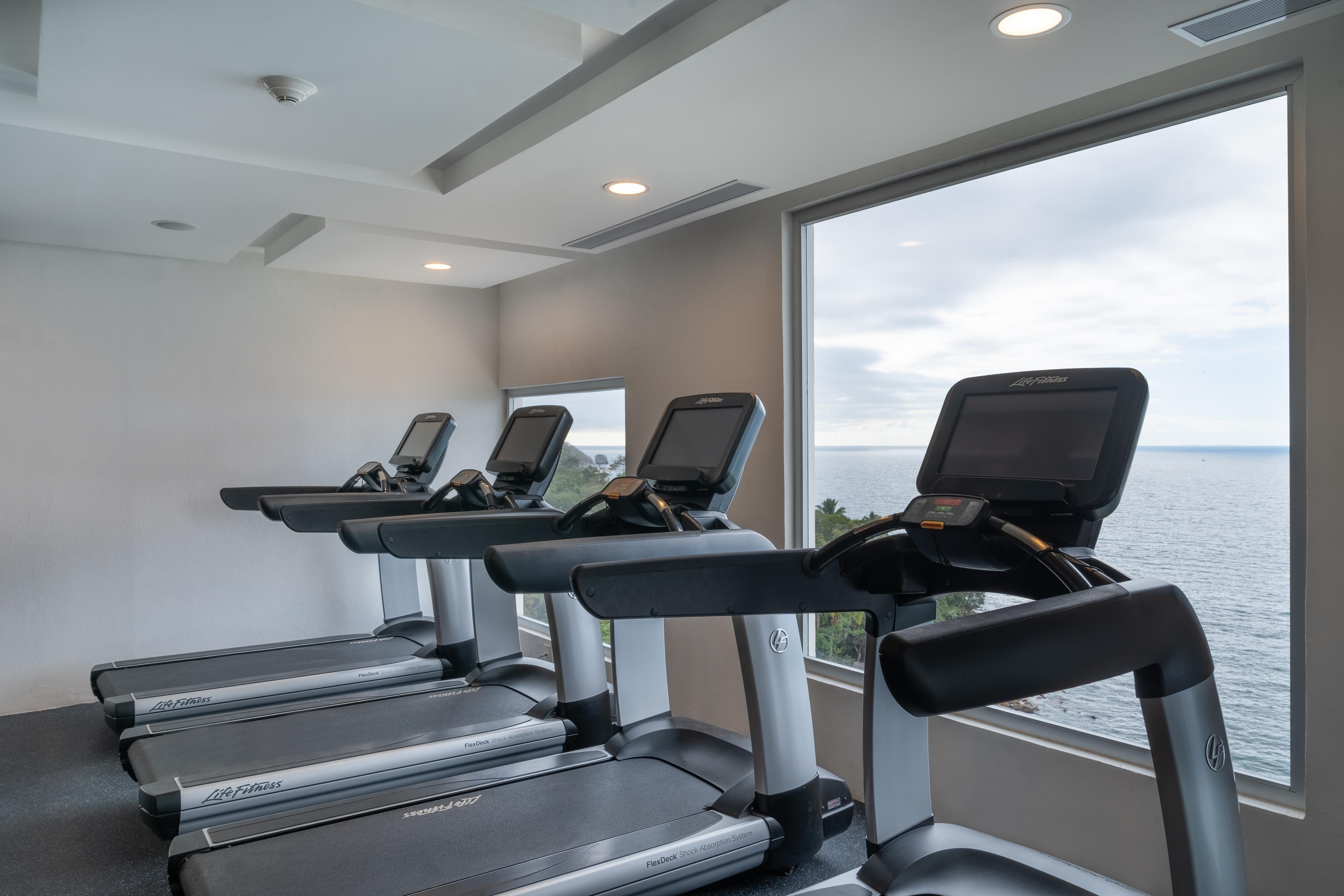Grand Park Royal Пуэрто-Вальярта Экстерьер фото The gym at the hotel