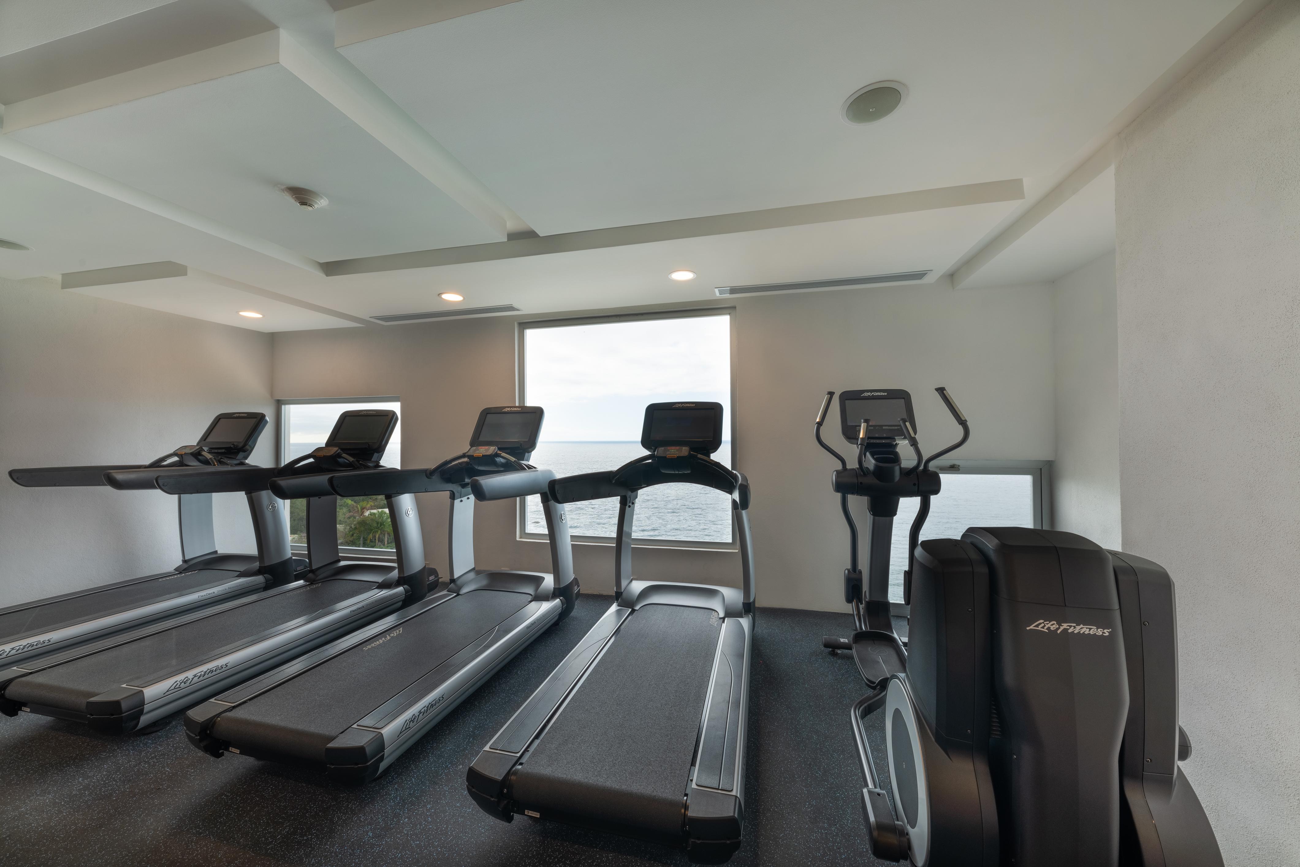 Grand Park Royal Пуэрто-Вальярта Экстерьер фото The gym at the hotel
