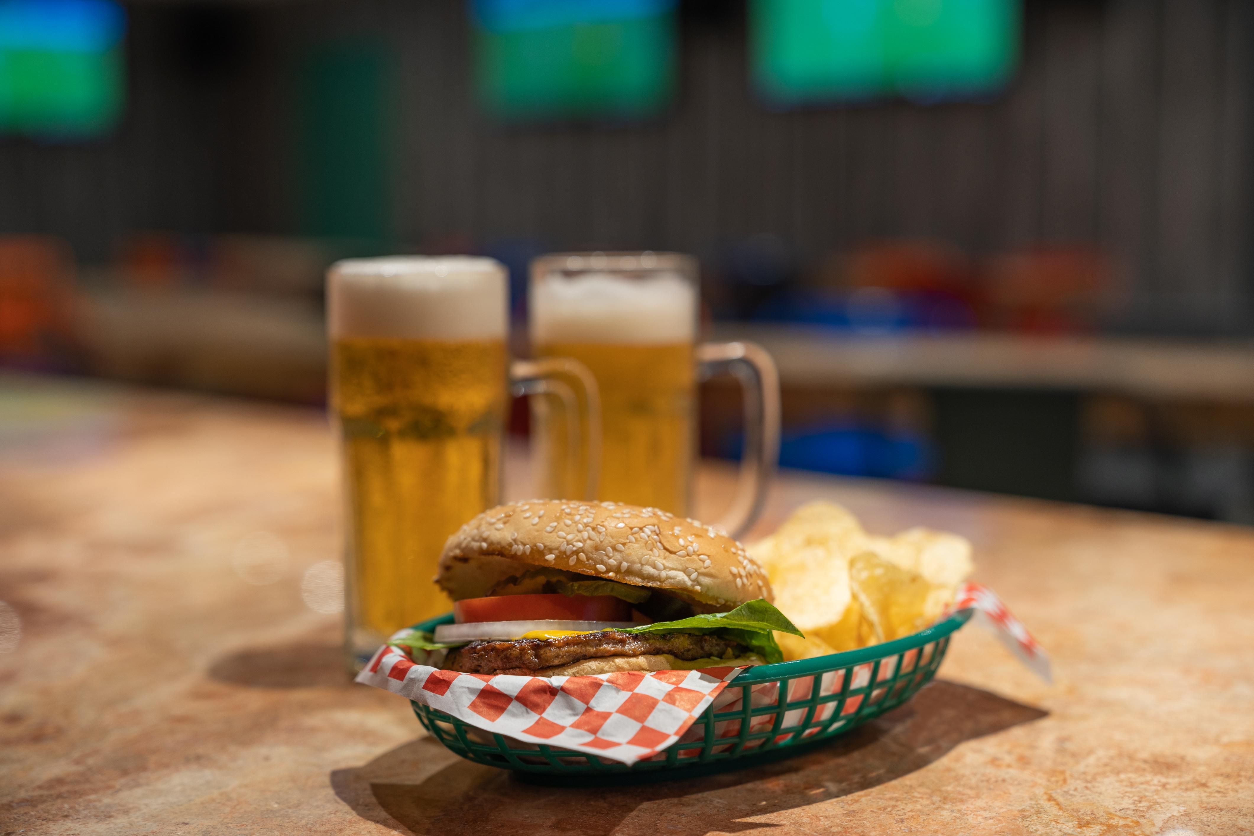Grand Park Royal Пуэрто-Вальярта Экстерьер фото A cheeseburger and beer at a restaurant