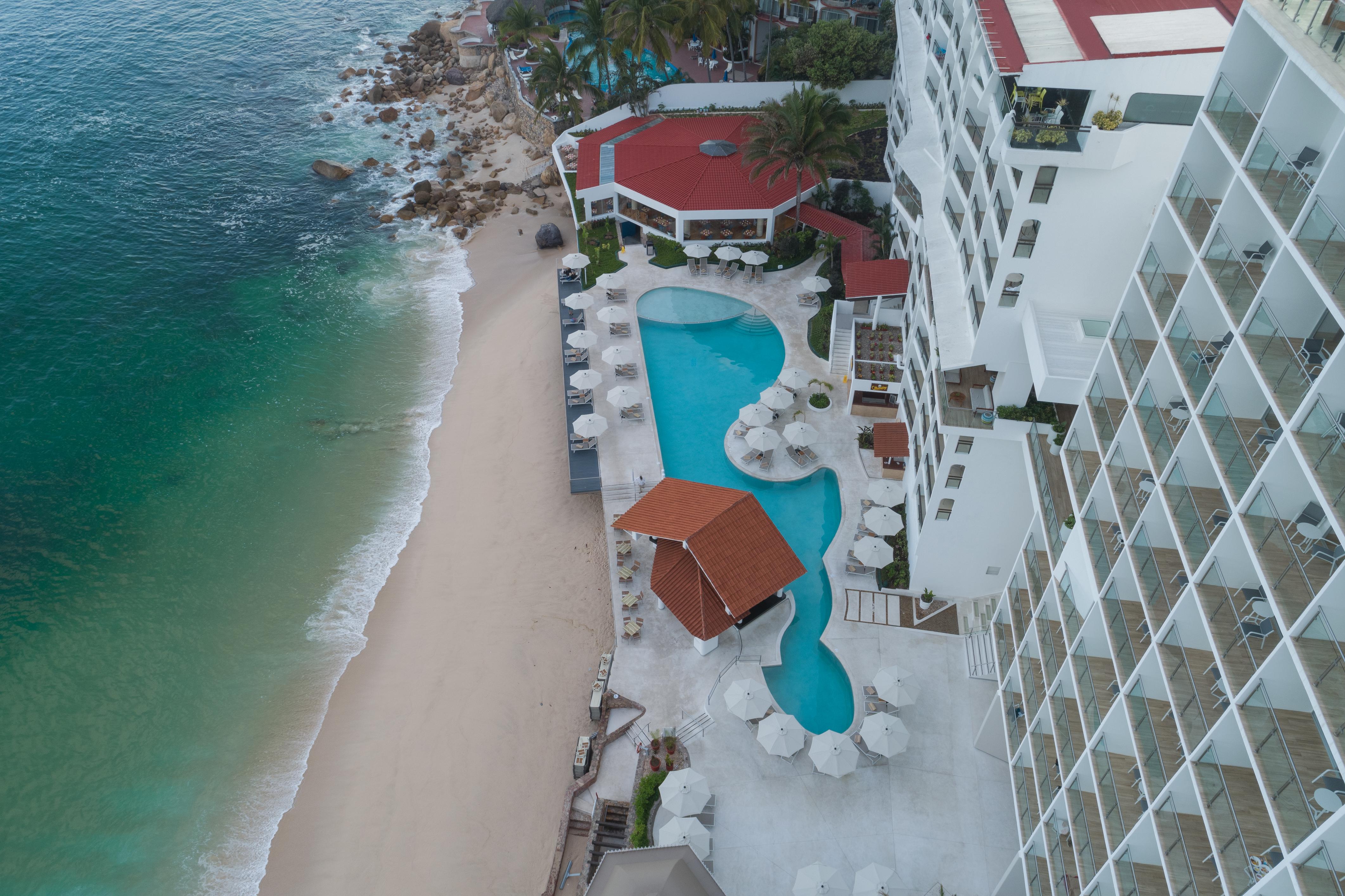 Grand Park Royal Пуэрто-Вальярта Экстерьер фото Aerial view of the pool at the Grand Hotel