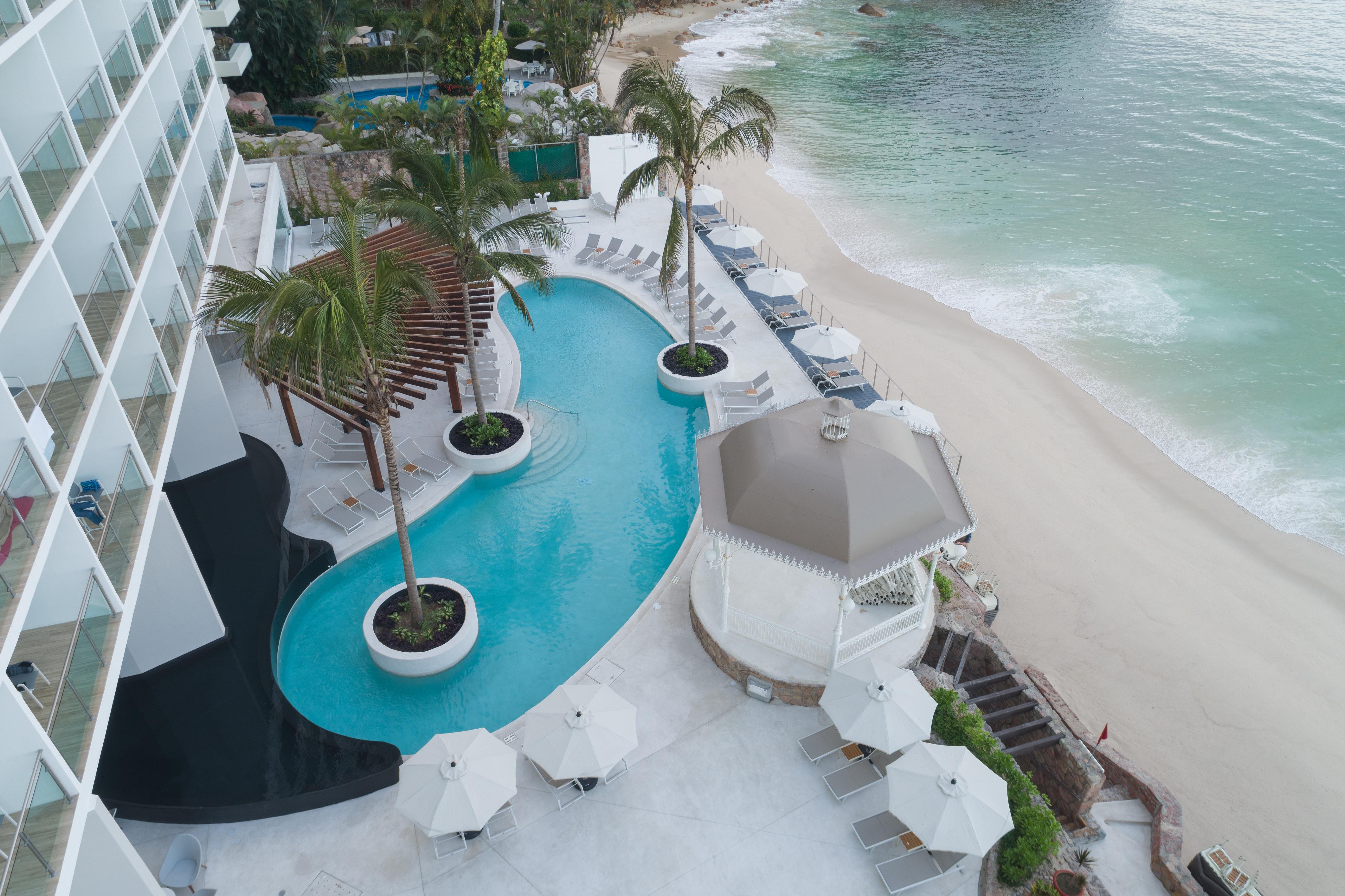 Grand Park Royal Пуэрто-Вальярта Экстерьер фото Aerial view of the beach at the Grand Palladium White Sand Resort & Spa